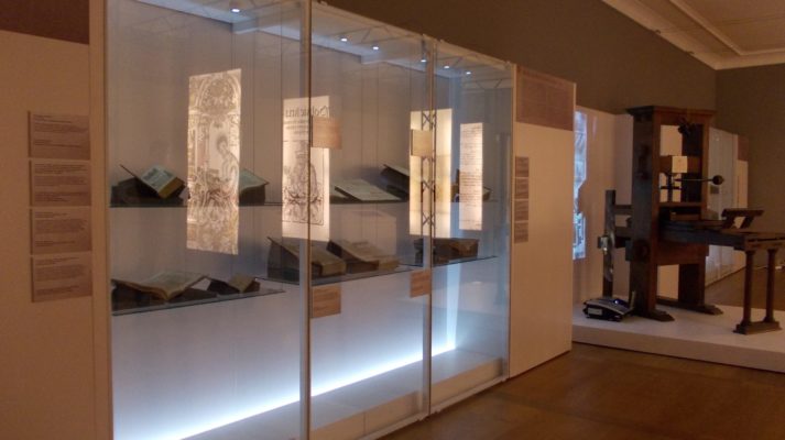 projekt wystawy zamek królewski warszawa pod wspólnym niebem gabloty szklane
