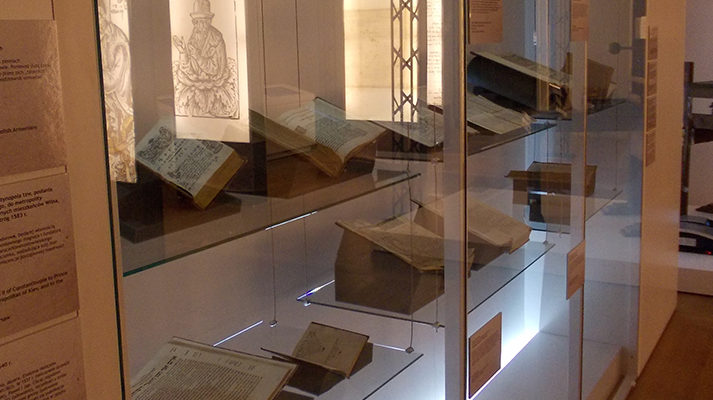 projekt wystawy zamek królewski warszawa pod wspólnym niebem księgi gabloty
